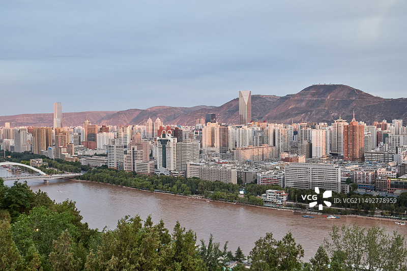 甘肃兰州白塔山公园眺望黄昏兰州城市风光图片素材