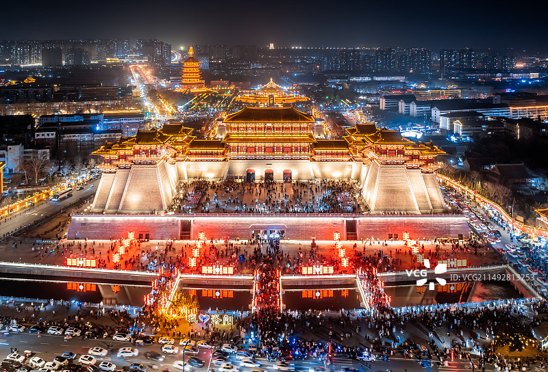 夜晚的隋唐洛阳城游客如织图片素材