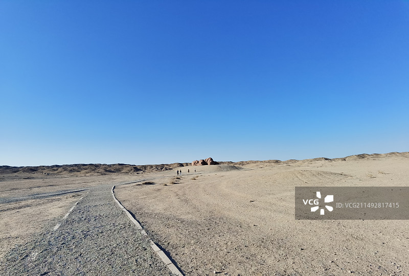 蓝天映衬下的沙漠风光图片素材