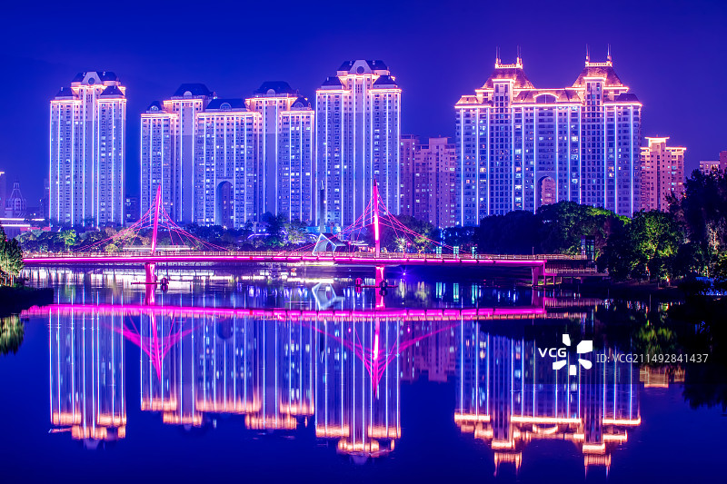 夜色下灯光中的台州黄岩永宁江上七彩虹桥图片素材