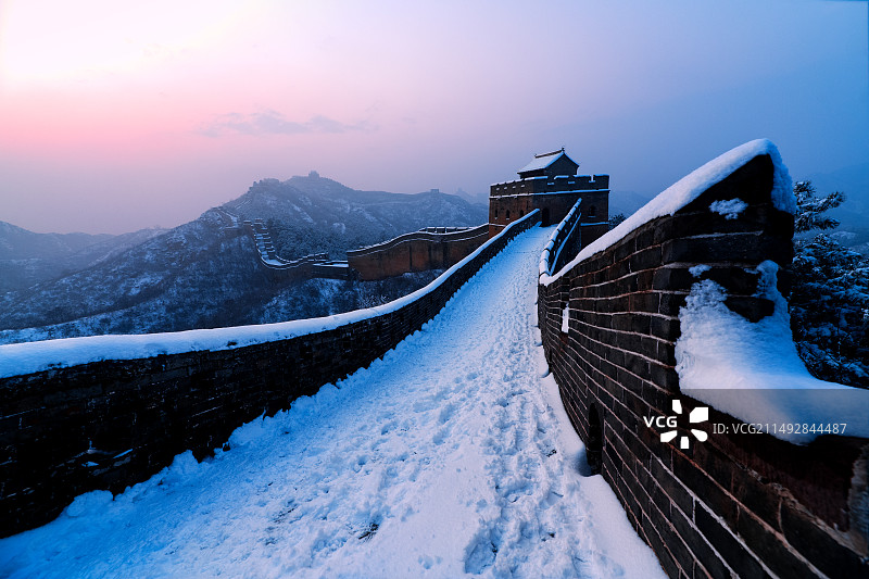 瑞雪中的金山岭长城图片素材