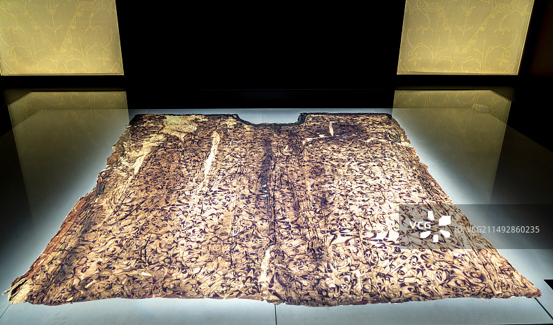 湖北省博物馆藏文物：蟠龙飞凤纹绣浅黄绢面衾图片素材