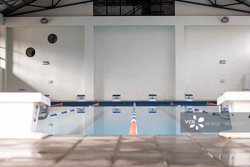 空无一人的室内游泳池，复制空间图片素材