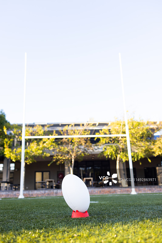 户外明亮场地，准备开球的橄榄球，留白图片素材