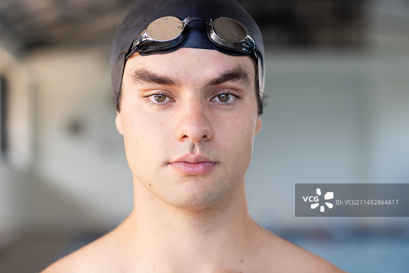 戴着护目镜准备在室内训练的年轻白人游泳运动员图片素材
