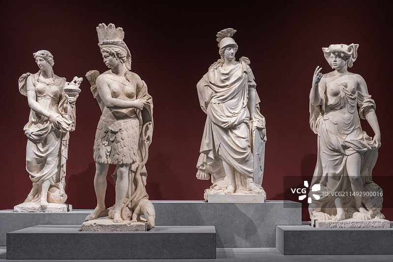 阿联酋阿布扎比卢浮宫馆藏雕像图片素材