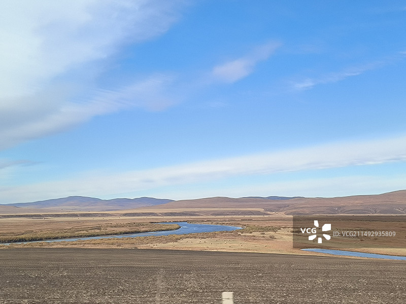 蓝天下的金秋草原图片素材