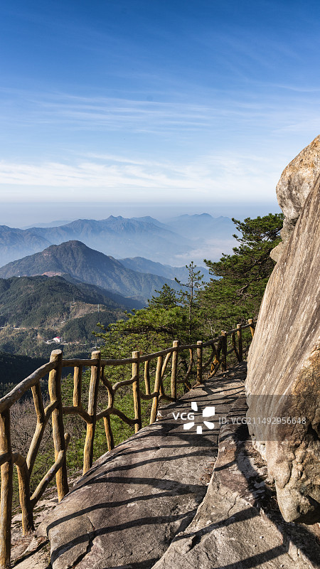 登高黄冈薄刀峰图片素材