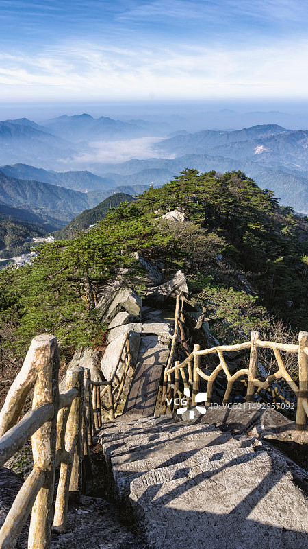 清明登高黄冈薄刀峰图片素材