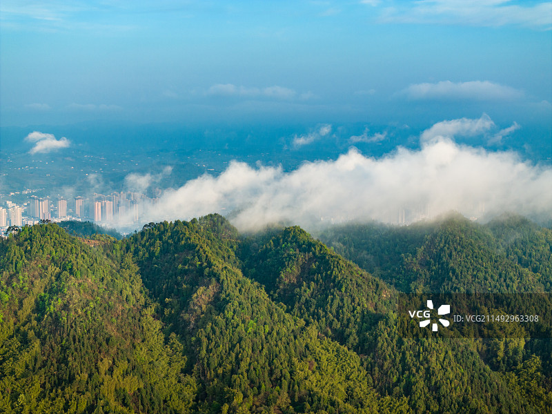 重庆璧山城市风光与缙云山云雾森林高山航拍视角图片素材