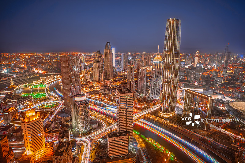 天津之夜：灯火下的海河畔图片素材