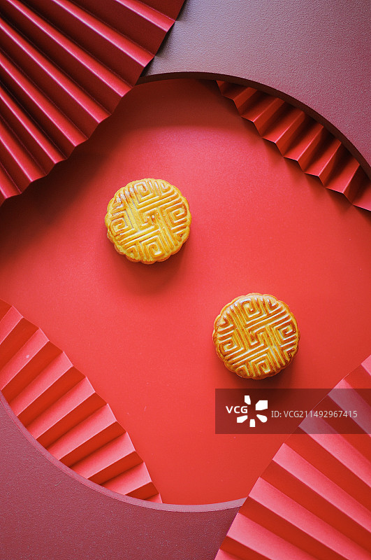 红色背景下的月饼图片素材