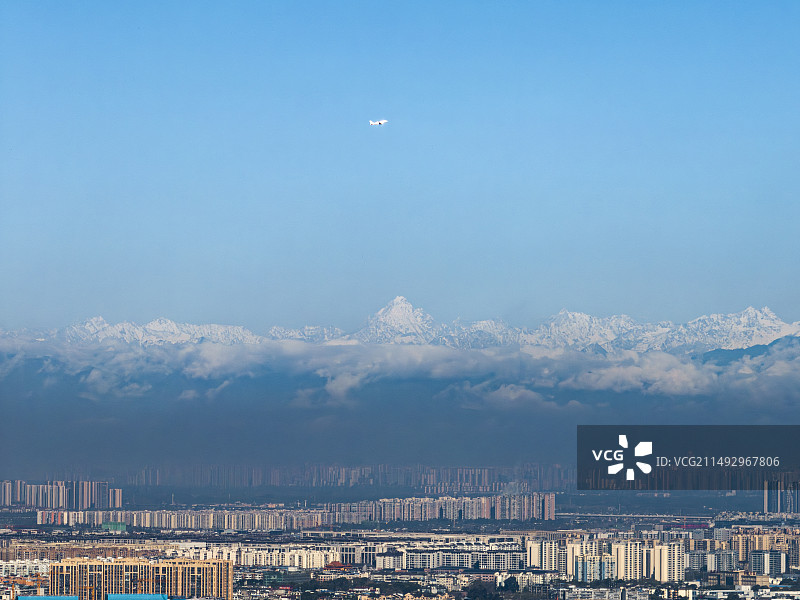 雪山下的成都图片素材