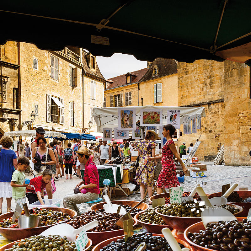 法国多尔多涅省萨尔拉卡内达每周集市的生活场景图片素材
