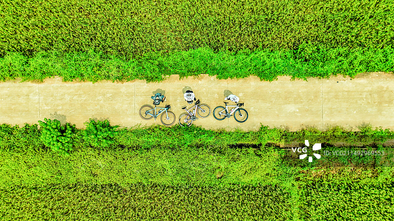 骑行至稻田—海口三十六曲溪图片素材