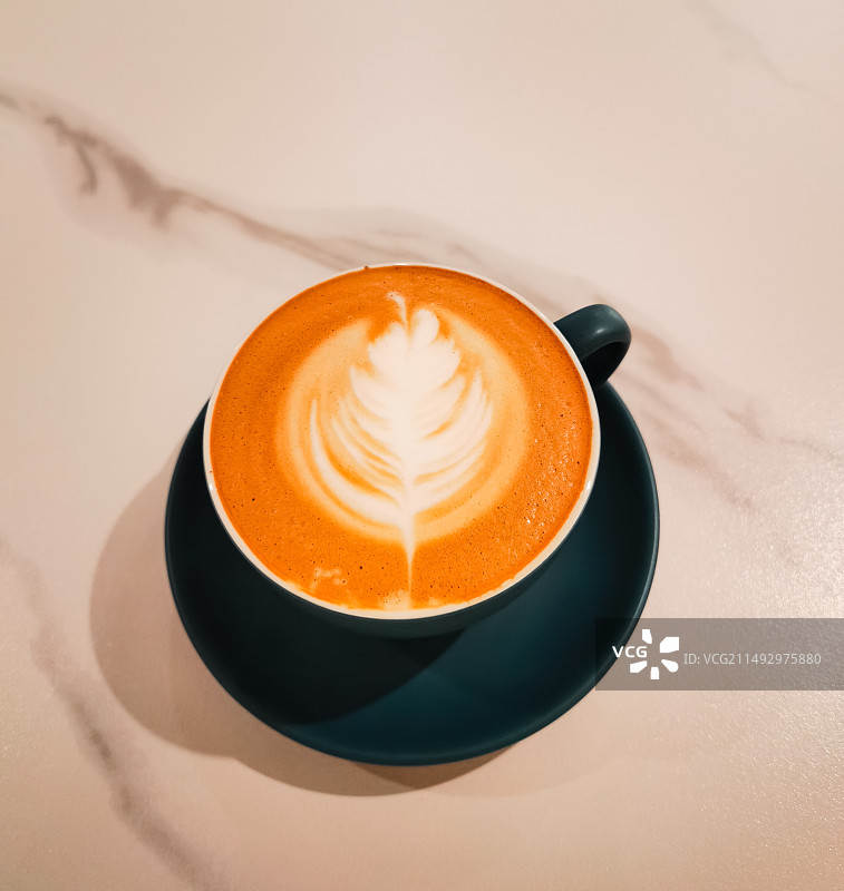 桌面上的一杯拿铁咖啡的特写图片素材