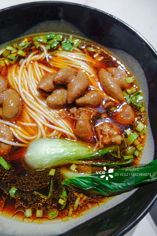 一碗辣的红汤红烧肥肠面米线米粉特写图片素材