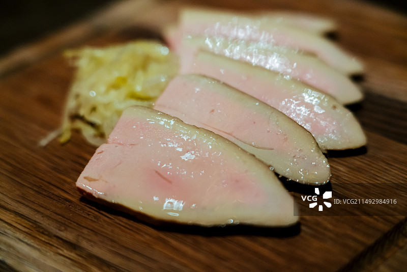 放在砧板上的切片鹅肝特写图片素材