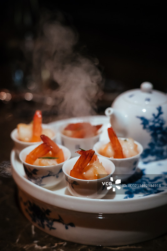 装在青花瓷餐具中的龙井虾仁图片素材