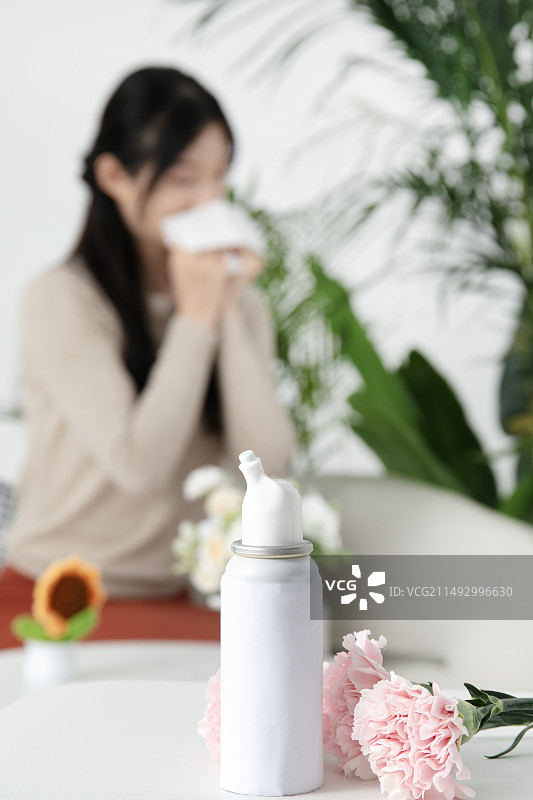 母亲节贺卡与坐在沙发上的的中国女人图片素材