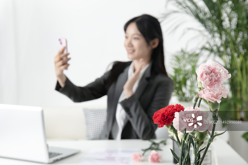 母亲节贺卡与坐着的的商务女性图片素材