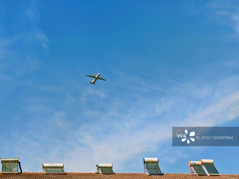 楼顶的飞机图片素材