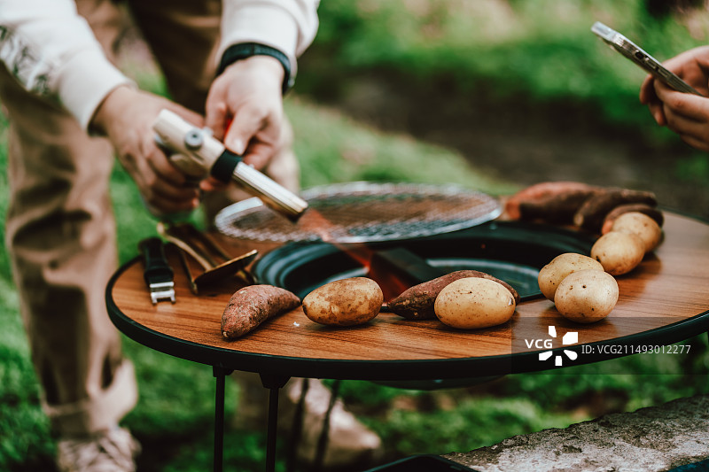 户外露营野餐烘烤土豆番薯图片素材