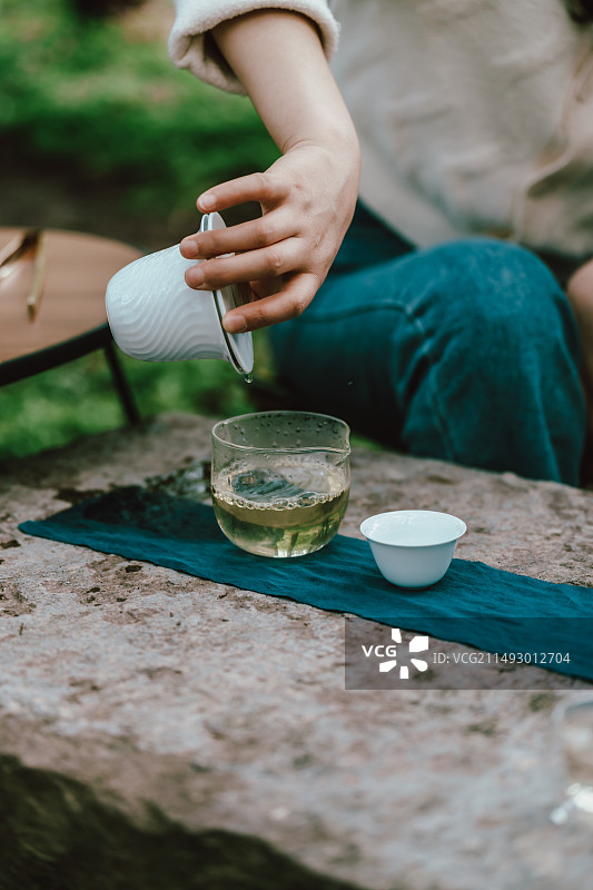 户外露营煮茶喝茶图片素材