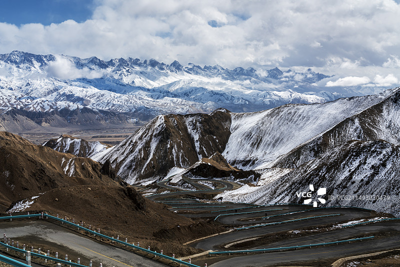 大雪之后的瓦恰盘轮古道图片素材