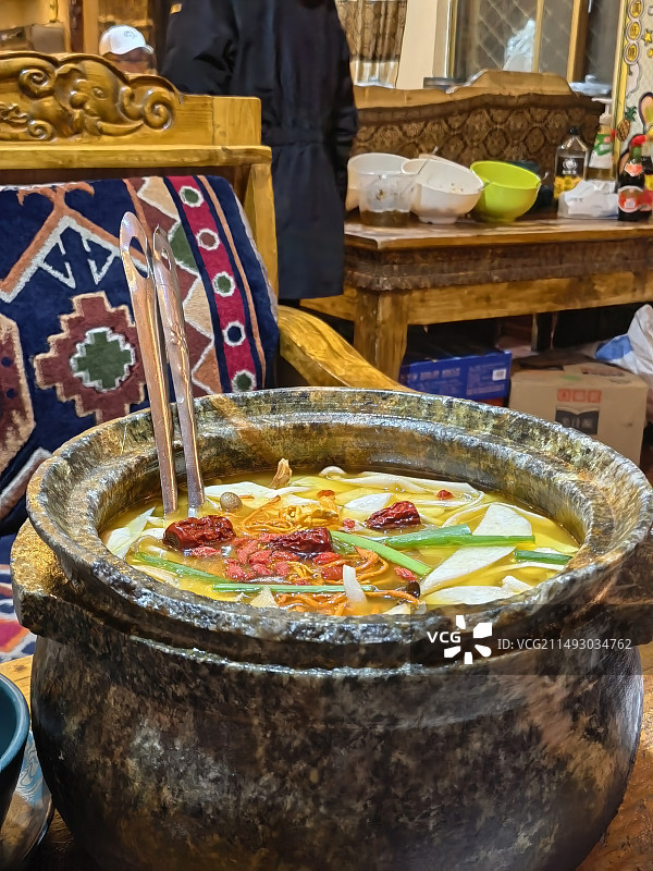 西藏特色石锅鸡图片素材