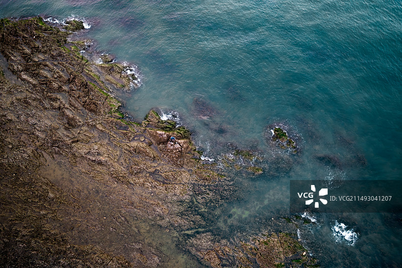 航拍海边的岩石图片素材