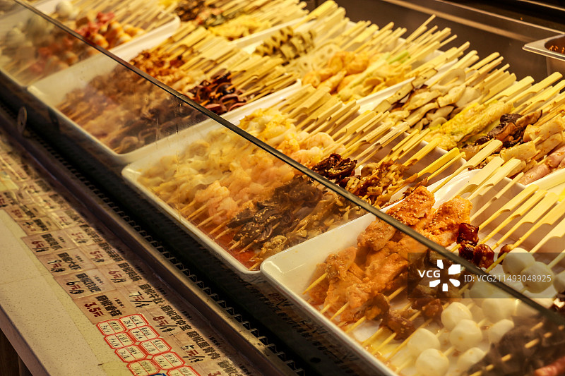 摆放在食品柜里各式各样的串串香图片素材