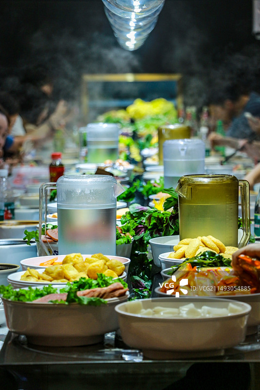 摆放着多样菜品的旋转小火锅图片素材