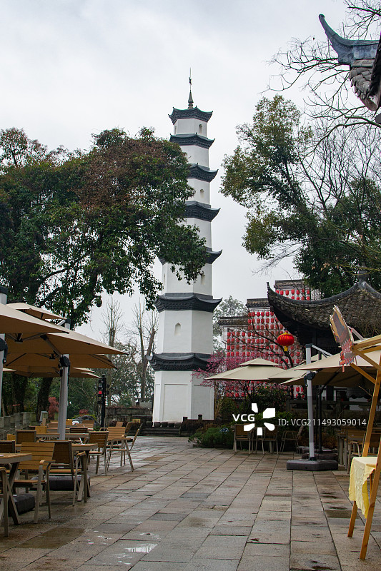 浙江省桐庐县桐君山风光，天空下的白塔图片素材