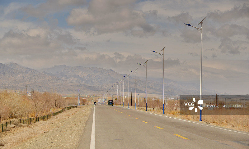 汽车广告背景图，空旷的道路及蓝天白云，新疆哈密，伊吾县盐池风光图片素材