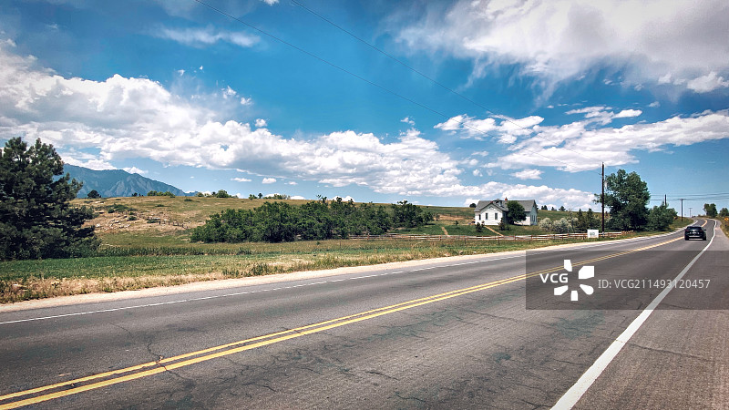 公路，蓝天白云山脉图片素材