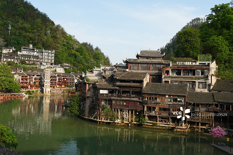 凤凰古城虹桥边的民居图片素材