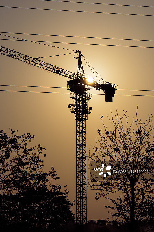 日出时建筑机器剪影图片素材