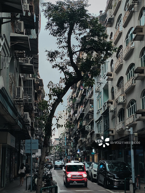 澳门超有氛围街道打卡，红色汽车迎面驶来。充满氛围感的街道，位于东望洋新街，金越越南牛肉粉附近图片素材
