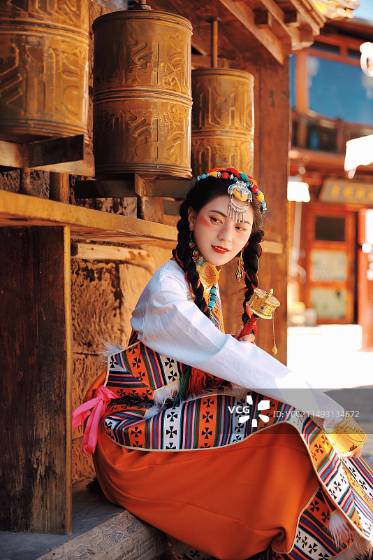 穿着传统服装的妇女坐在庙里图片素材