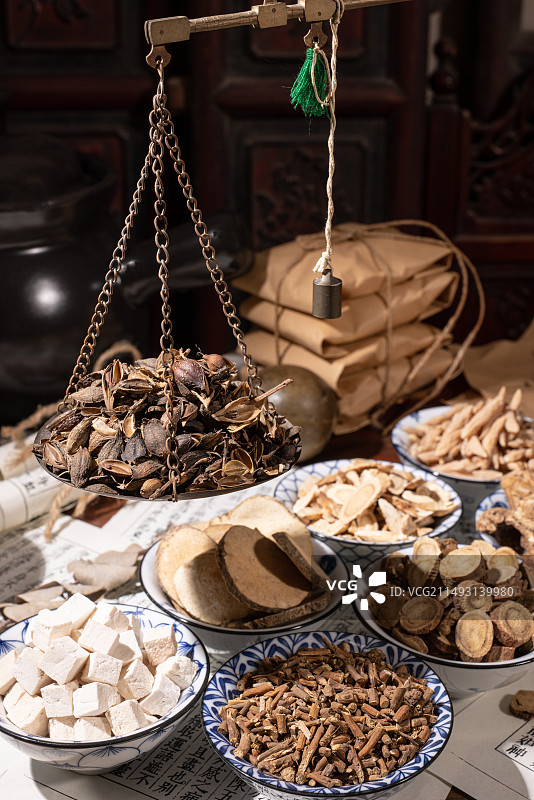 抓药 称药 中药材连翘图片素材