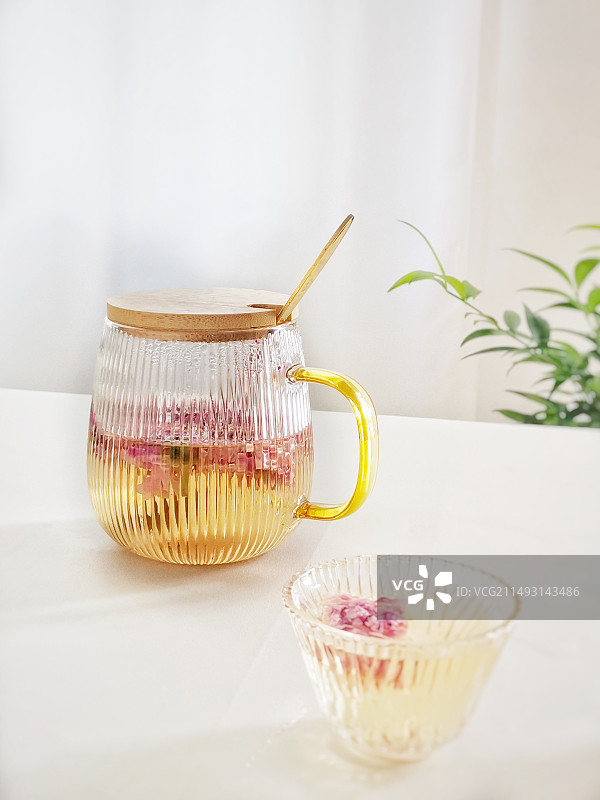 桌子上玻璃茶壶特写镜头图片素材