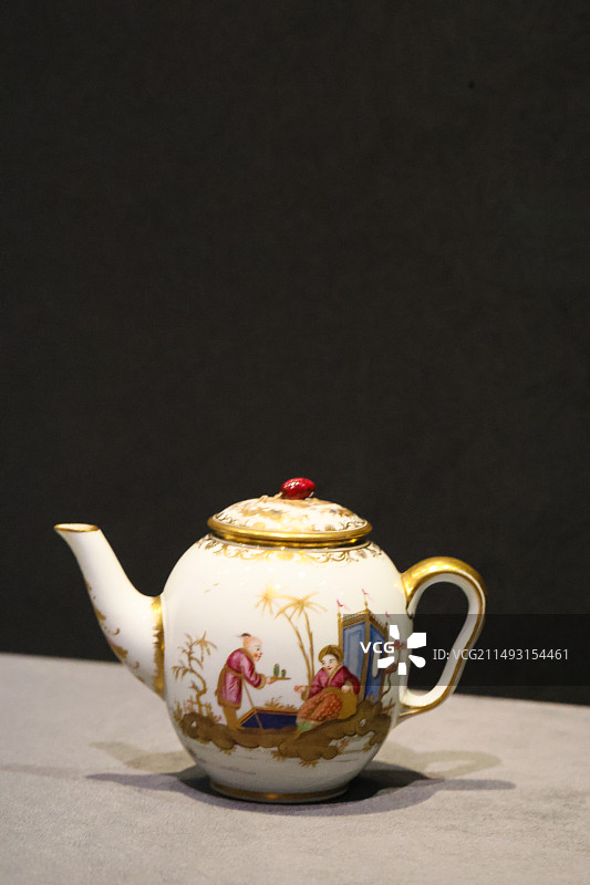 北京故宫紫禁城与凡尔赛宫17、18世纪的中彩绘描金风景人物图成套瓷茶具彩绘描金风景人物图单柄瓷杯奶壶图片素材