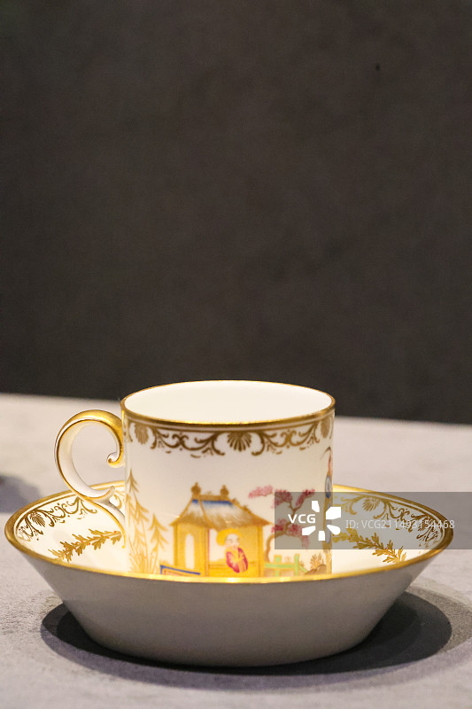 北京故宫紫禁城与凡尔赛宫17、18世纪的中彩绘描金风景人物图成套瓷茶具彩绘描金风景人物图单柄瓷杯奶壶图片素材