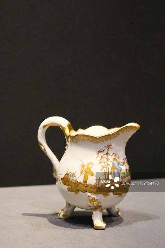 北京故宫紫禁城与凡尔赛宫17、18世纪的中彩绘描金风景人物图成套瓷茶具彩绘描金风景人物图单柄瓷杯奶壶图片素材