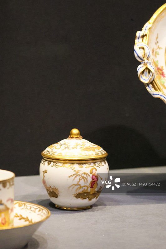 北京故宫紫禁城与凡尔赛宫17、18世纪的中彩绘描金风景人物图成套瓷茶具彩绘描金风景人物图单柄瓷杯奶壶图片素材
