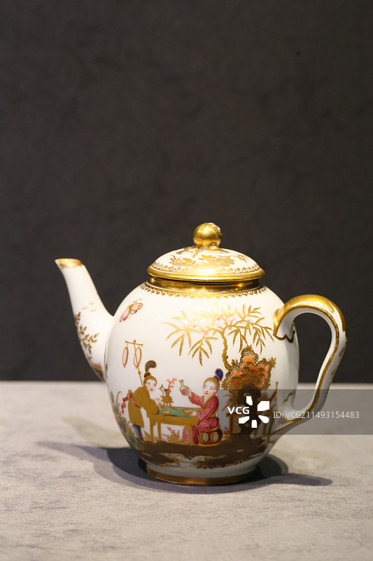北京故宫紫禁城与凡尔赛宫17、18世纪的中彩绘描金风景人物图成套瓷茶具彩绘描金风景人物图单柄瓷杯奶壶图片素材