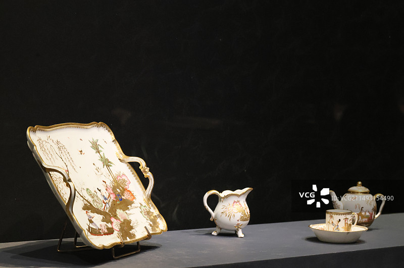 北京故宫紫禁城与凡尔赛宫17、18世纪的中彩绘描金风景人物图成套瓷茶具彩绘描金风景人物图单柄瓷杯奶壶图片素材