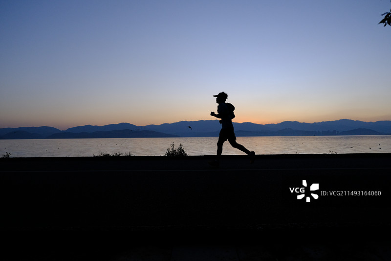 洱海清晨锻炼的人图片素材
