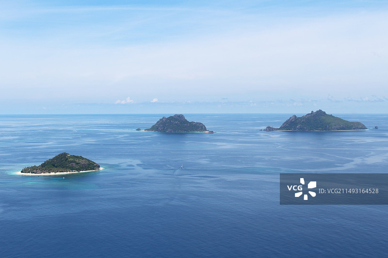 鸟瞰海洋上的海岛图片素材